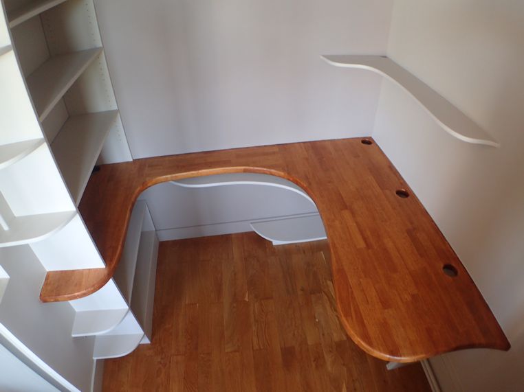 Ce bureau donne un esprit fort et chaleureux à cet espace de travail.