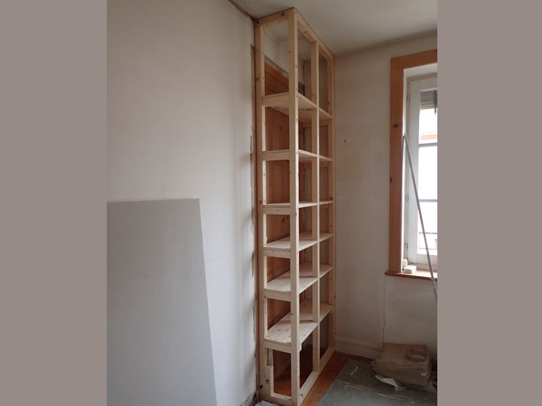 La structure bois, posée sur du liège, va recevoir des plaques écologiques Fermacell