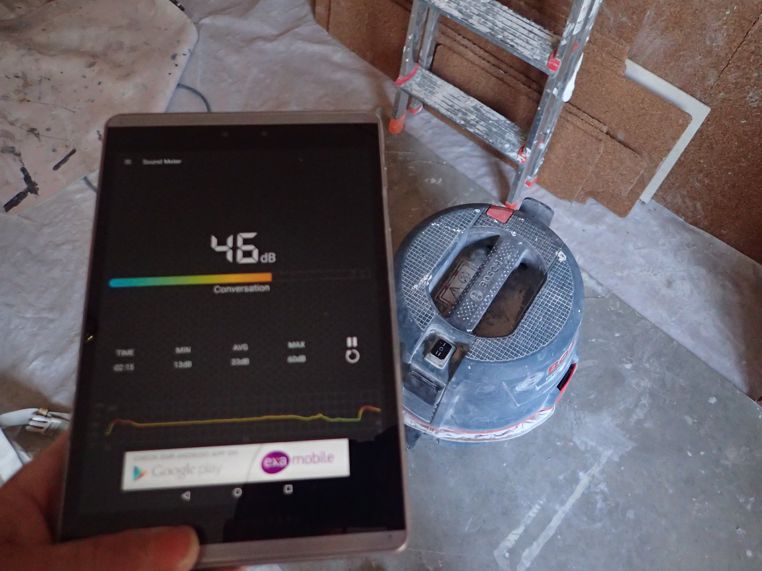 Test acoustique avec un aspirateur de chantier bien bruyant.