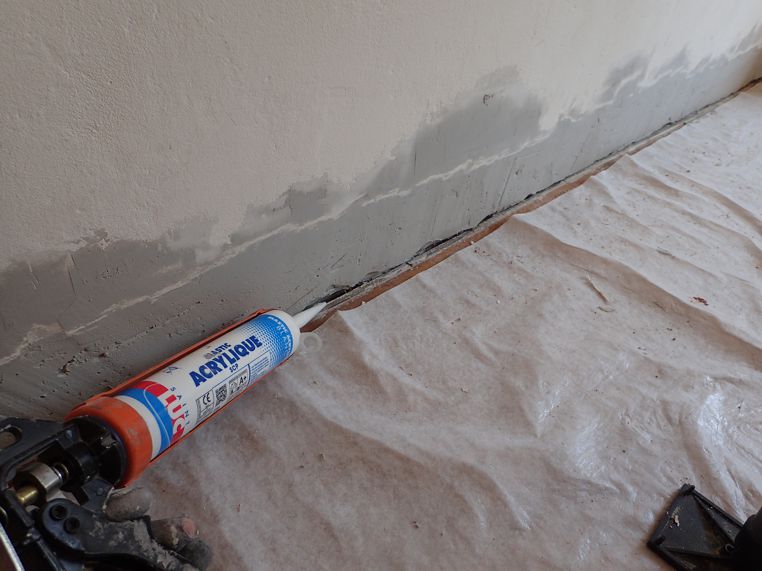 Après rebouchage, un joint est réalisé pour qu'il n'y ait pas de passage d'air, malgré la dilatation du parquet.
