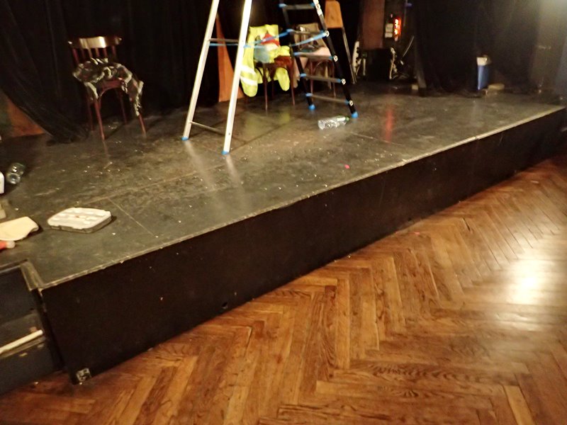 La scène offre un grand espace de rangement en dessous.