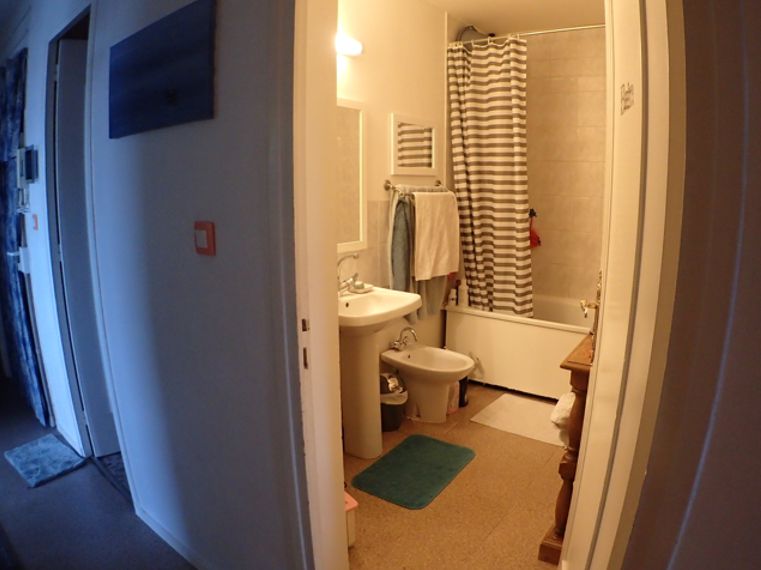 Dans un appartement familial, la salle de bain est trop petite