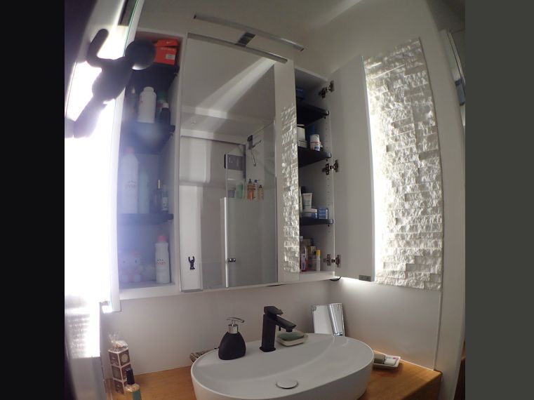 En ouvrant les portes miroir, on obtient un autre éclairage indirect encore plus doux