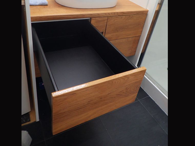 Laquage noir velours à l'intérieur et façades en chêne pour un rendu top et durable