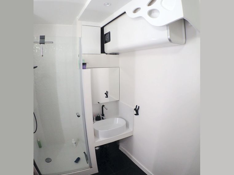 Une zone fonctionnelle intègre le cumulus et une 2ème vasque avec robinet douchette et meuble miroir