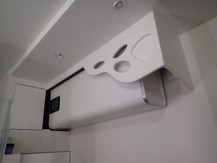 La boite de dérivation électrique est cachée par une planche ayant une touche poétique et naturelle.