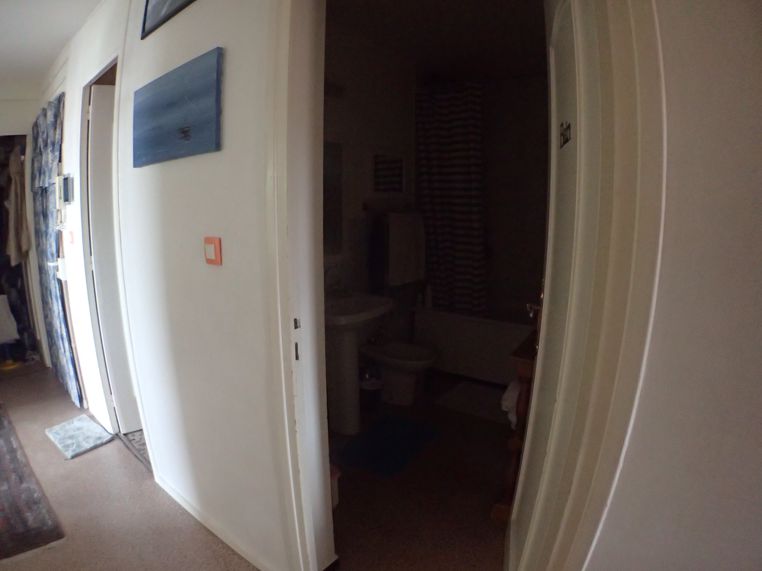 Comparatif des entrées de lumière dans la SDB, ici, avant les travaux, c'est très sombre... 