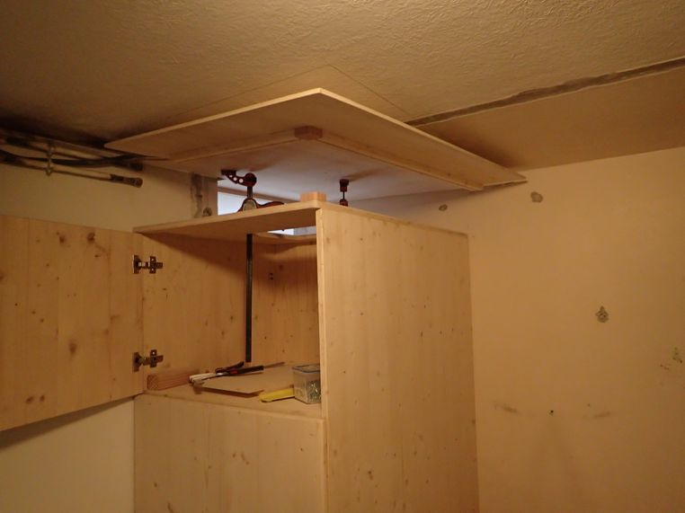 Mise en place de la planche supérieure, les tasseaux des vitrages sont déjà installés.