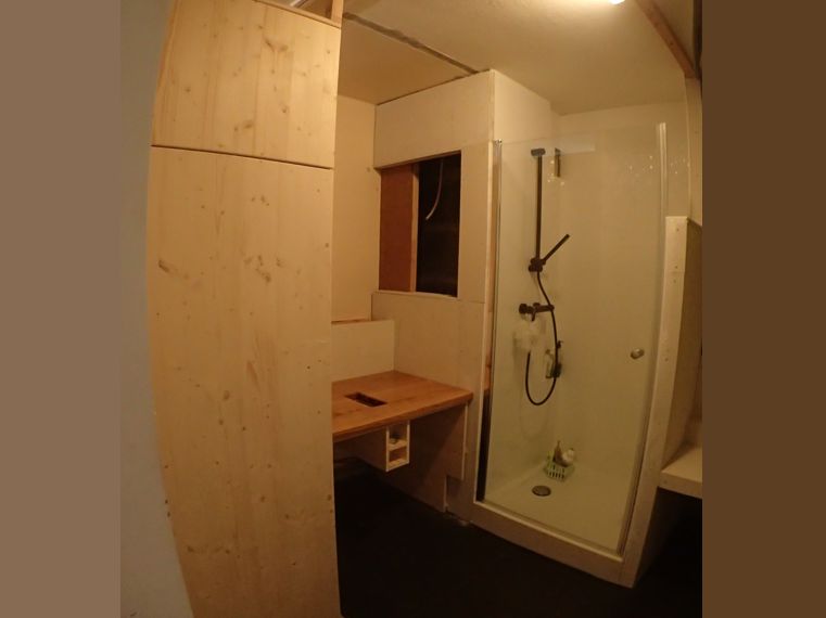 La douche est finie et le plan en chêne est posé sur son meuble.