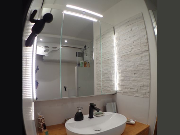 Les barres de leds du miroir s'allument grâce à un interrupteur sensitif.