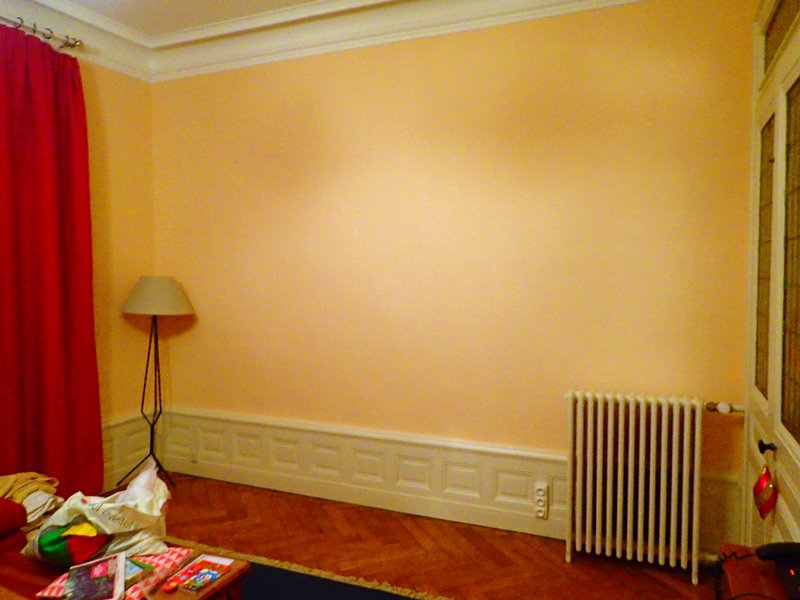 Un grand espace de mur disponible et les besoins en télé-travail et en rangements de documents...