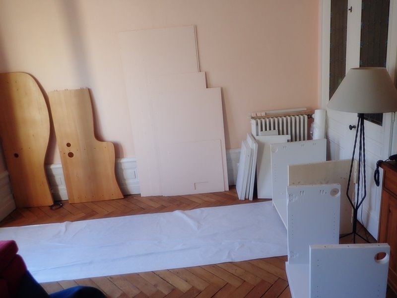 Le plan est huilé et les fonds de la couleur des murs pour alléger l'ensemble.