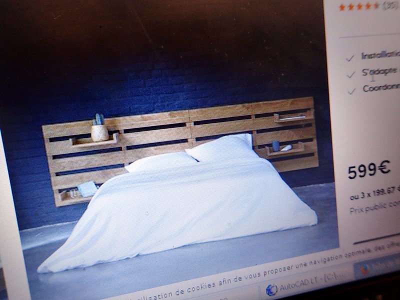 Une tête de lit trouvée sur internet sert de modèle