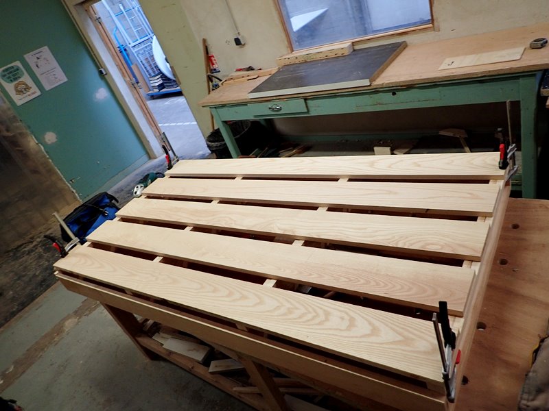 Assemblage des planches en frêne à l'atelier