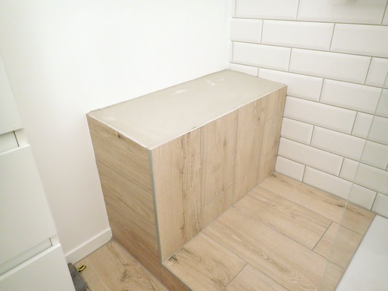 Car cette planche aura sa place sur cette assise de douche