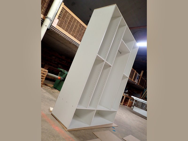 Le meuble en montage test à l'atelier