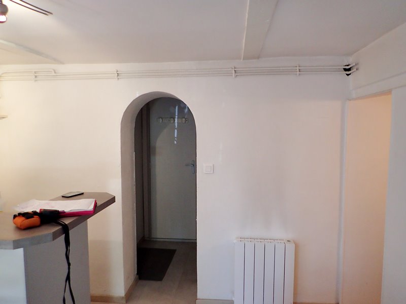 Des tuyaux sous le plafond sont à cacher.