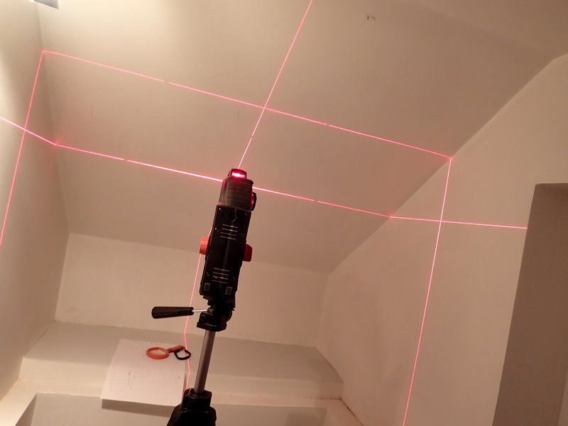 Dans le renfoncement, la penderie est posée au laser!