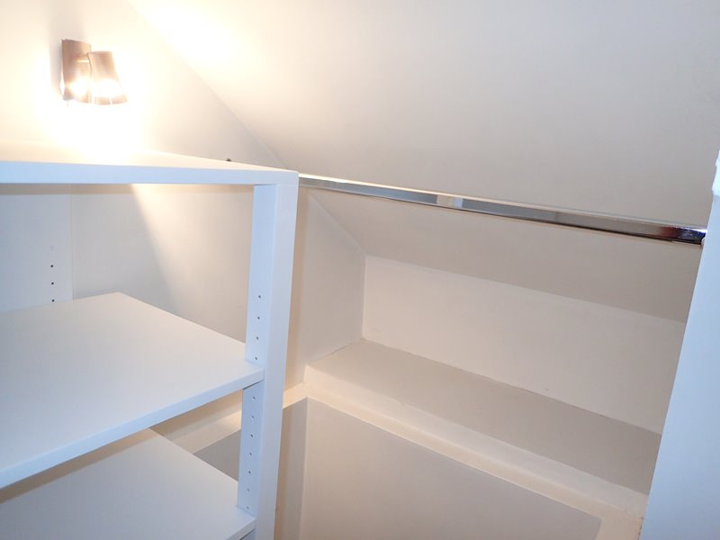 Le petit meuble et la penderie installée.
