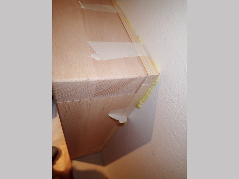 Aussi nous collons d'abord un support au mur qui permet de rattraper le biais du mur.
