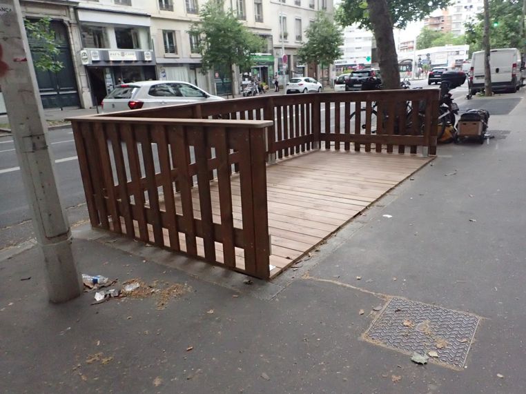 La terrasse s'intègre parfaitement à la place de stationnement.