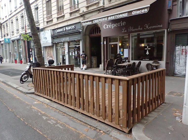 La terrasse habille agréablement la rue et est très appréciée des voisins