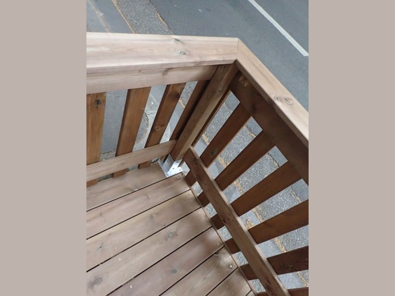 Le garde-corps cossu et vraiment sécure apporte un vrai plus à la terrasse
