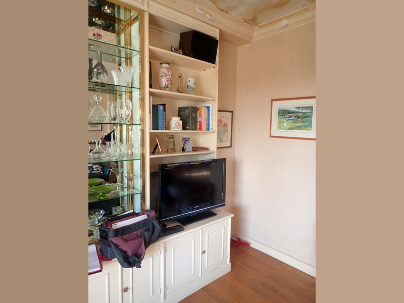 Ce meuble de salon ne peut accueillir une plus grande télévision, et la rénovation des peintures du salon est prévue pour bientôt.