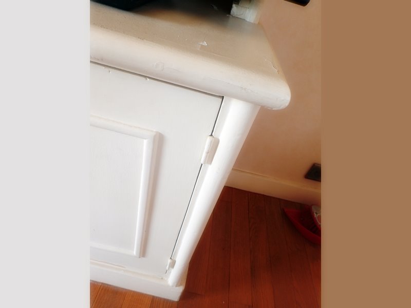 Le meuble original est en medium avec un tasseau en 1/2 rond sur les chants.