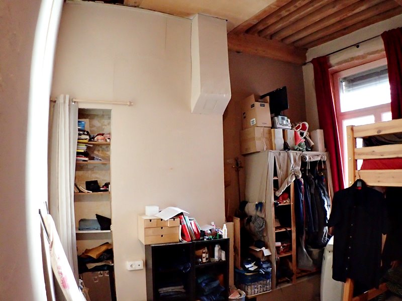 Dans un canut Lyonnais, un pan de mur ayant une grosse gaine de cheminée est à arranger.