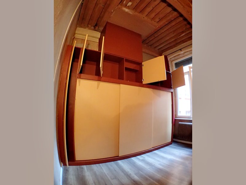 Avec les portes hautes ouvertes.