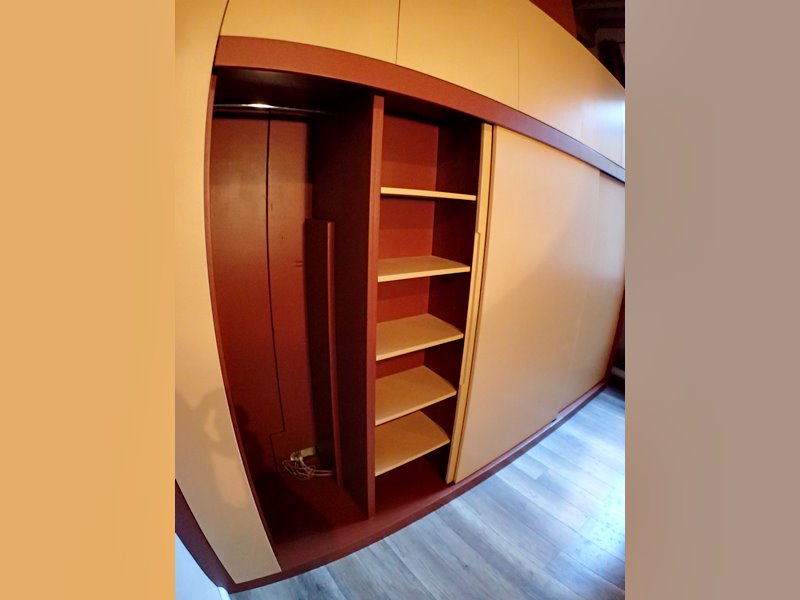 Une porte coulissante ouverte en bas.