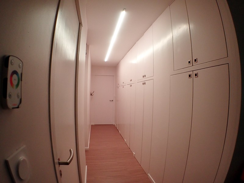 Dans le couloir, une barre de led de 3m et le changement de toutes les portes de placard.