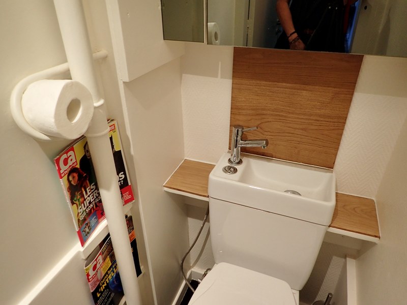 Les toilettes étant petites, nous avons fait une installation minimaliste, des rouleaux et magazines, en s'adaptant à la plomberie