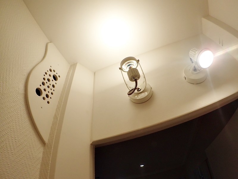 La grille d'aération haute a été stylisée et deux éclairages installés, un en lumière indirecte pour l'éclairage général et un en lumière directe pour la lecture.