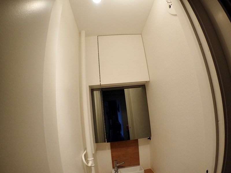 Un petit meuble invisible offre des rangements très appréciés pour ces petites toilettes