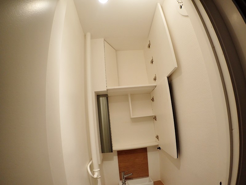 Les portes sont fixées au mur et les tablettes sont juste en appui sur le caisson vertical