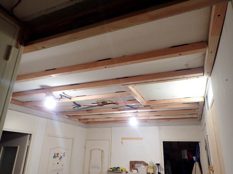 L'ensemble de l'ossature est en bois, ici le plafond de l'entrée.