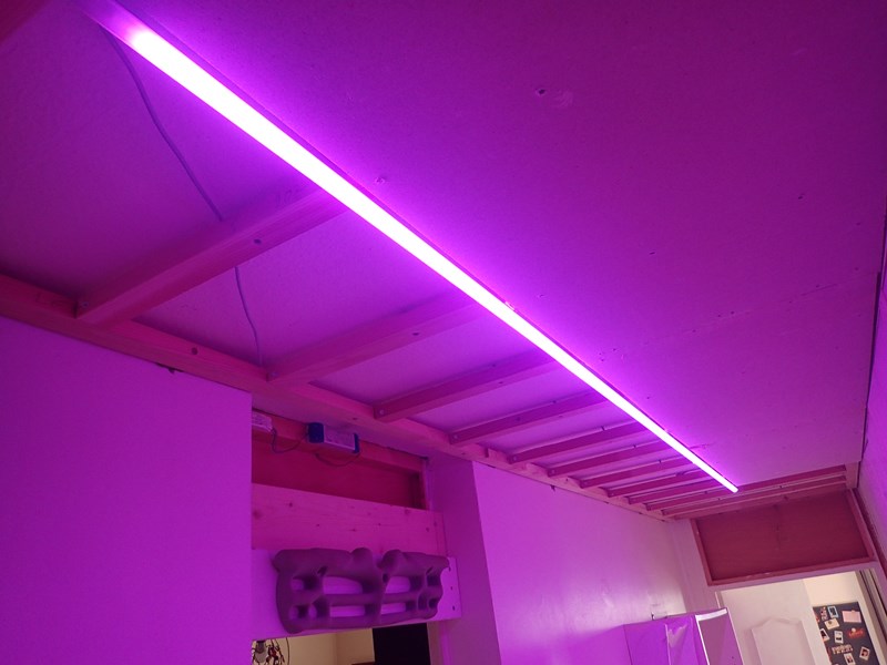 Le couleur plaqué à moitié avec la pose de la barre de leds.