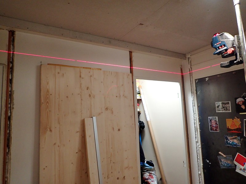 Pose du rail de la porte coulissante repérée au laser.