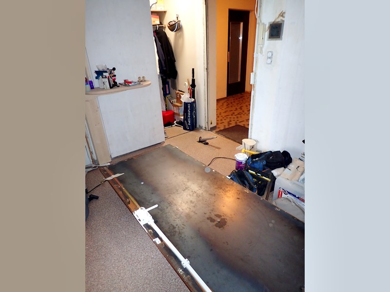 Découpe de la porte d'entrée pour accepter le revêtement de sol.