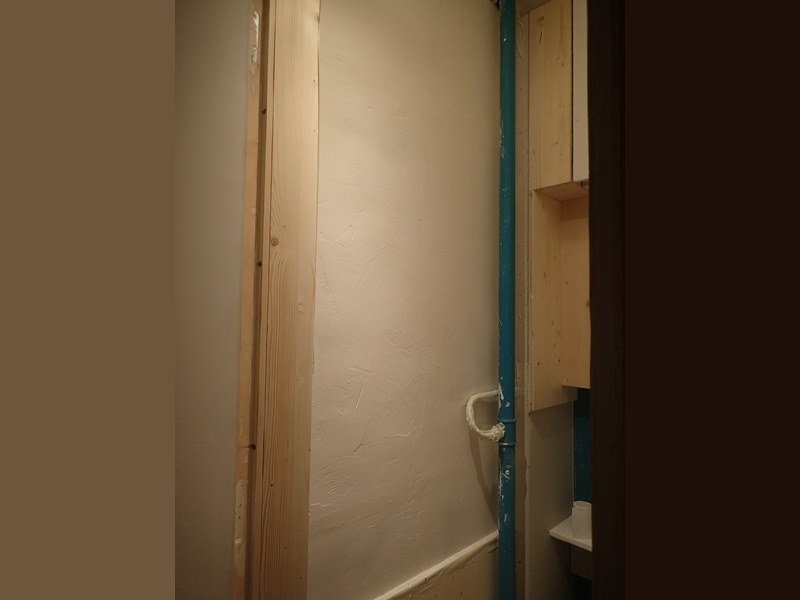 L'enduit du liège avant la peinture, cela permet d'avoir une bonne isolation acoustique pour peu de perte d'espace, l'épaisseur de l'enduit est faible