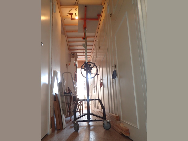 Les portes du couloir, ici à droite, sont trop grandes. Les clés et charnières, qui dépassent, sont dangereuses pour les petits.