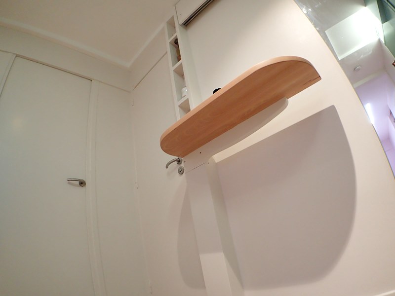 Fixée à une colonne de la couleur du mur, la tablette est vraiment aérienne