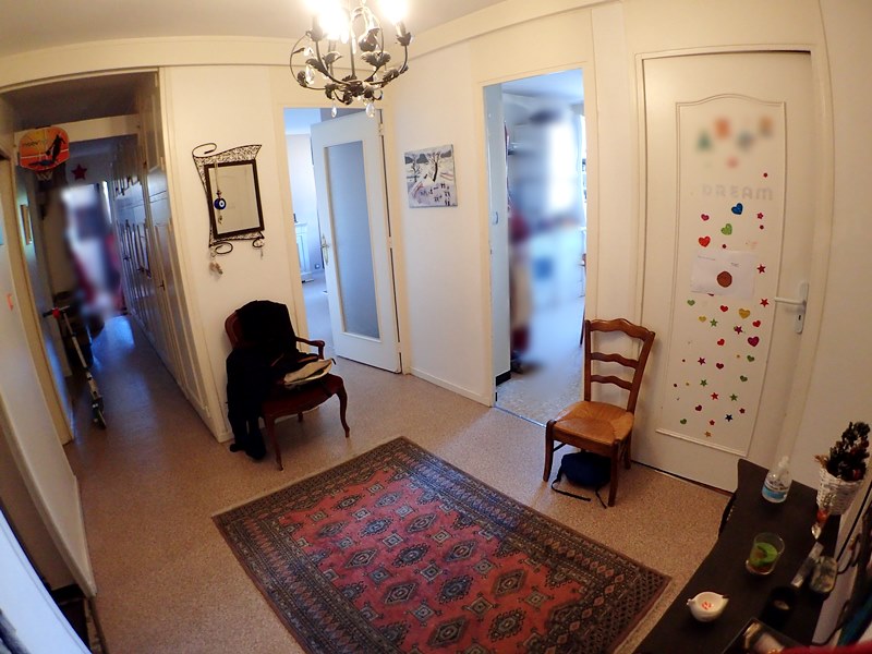 Vue de l'autre côté, le couloir et les portes sont aussi à reprendre.