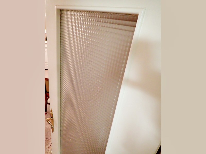 Ainsi que la rénovation de toutes les portes, ici la porte du salon avant travaux