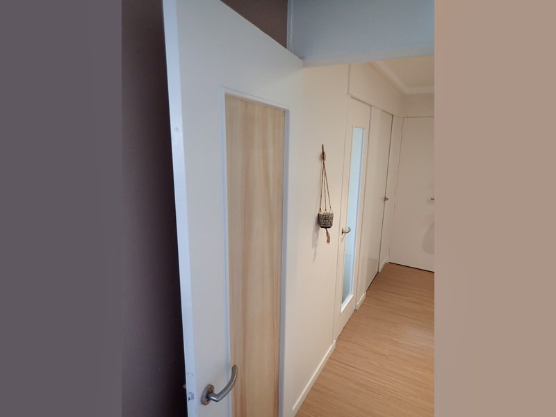Toutes les portes ont été rénovées, ici la porte du salon dont la déco a été changée.