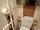 Les toilettes étant petites, nous avons fait une installation minimaliste, des rouleaux et magazines, en s'adaptant à la plomberie