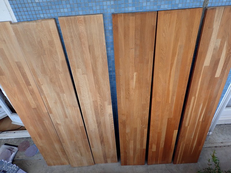 Une étagère déco mise dans un cellier, a vu ses planches se dégrader.