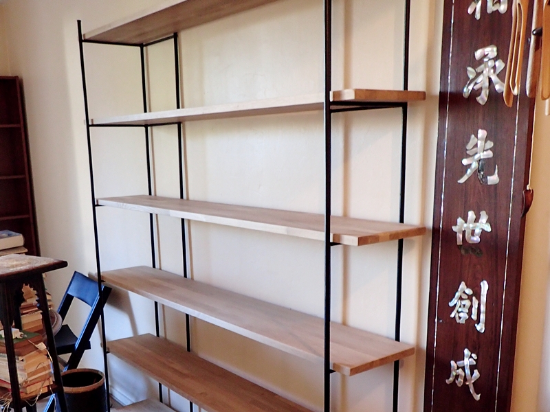 Rénovation d'une étagère déco en bois massif et fer